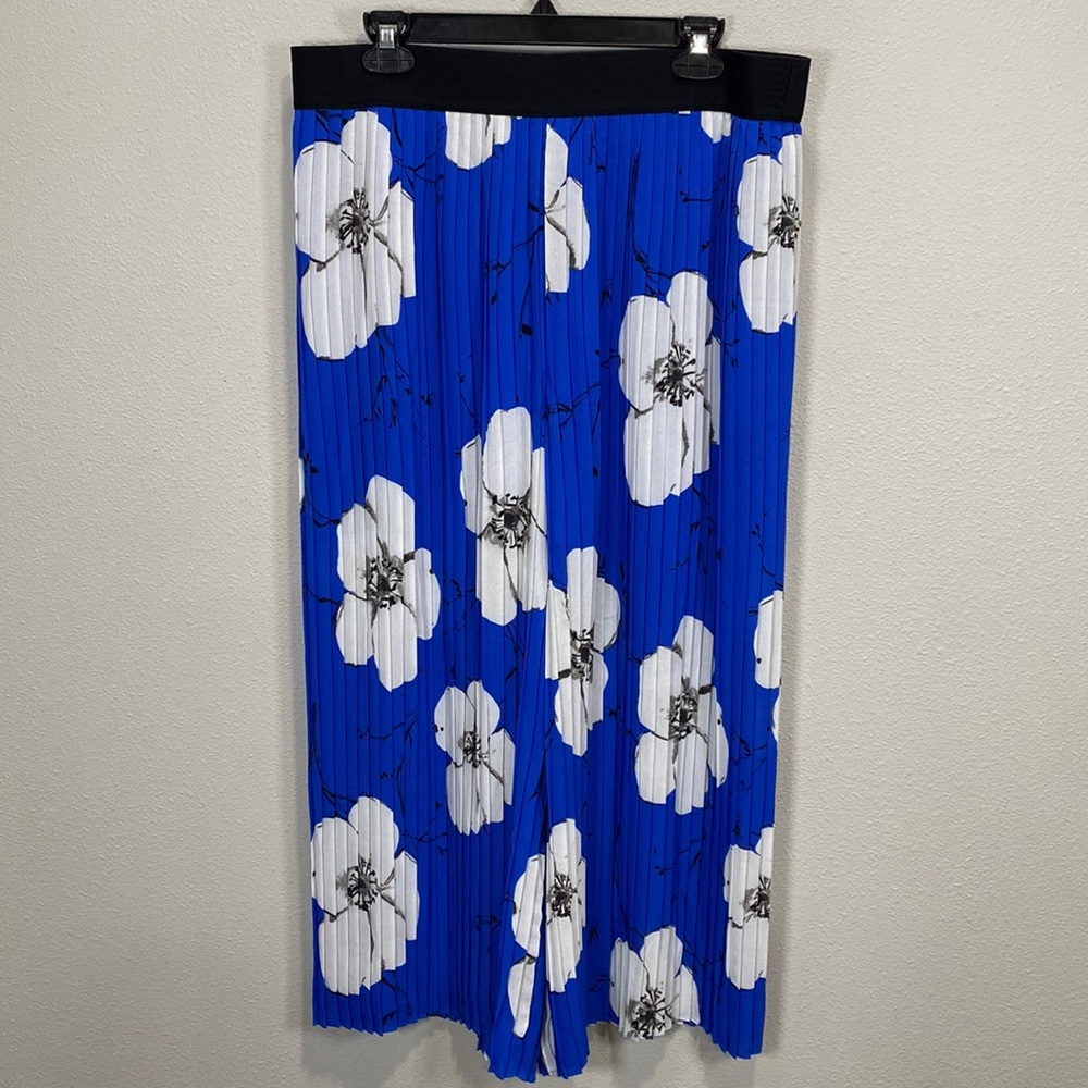 Black Label by Chico's pleated pants wide leg floral